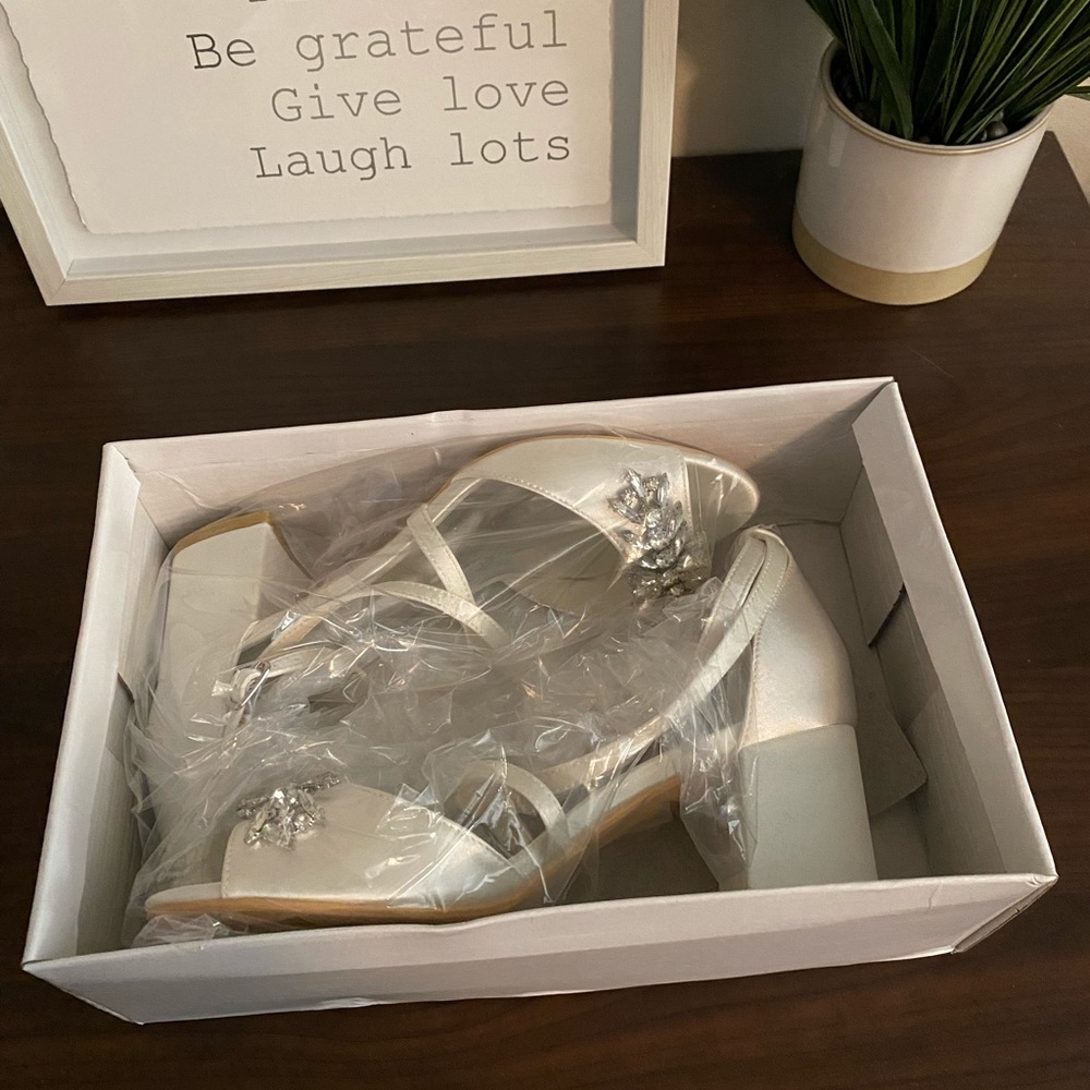 Ivory size 37 (US 9) wedding shoes. Never worn. Tried on but didn’t fit.